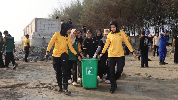 Aksi Sdekah Oksigen polisi bersama pesilat dan mahasiswa bersihkan Pantai Cemara Tuban dari sampah. Aksi Sdekah Oksigen polisi bersama pesilat dan mahasiswa bersihkan Pantai Cemara Tuban dari sampah.