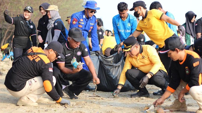 Aksi Sdekah Oksigen polisi bersama pesilat dan mahasiswa bersihkan Pantai Cemara Tuban dari sampah. Aksi Sdekah Oksigen polisi bersama pesilat dan mahasiswa bersihkan Pantai Cemara Tuban dari sampah.