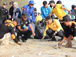 Gandeng Pesilat-Pelajar, Polisi Tuban Sedekah Oksigen di Pantai Cemara