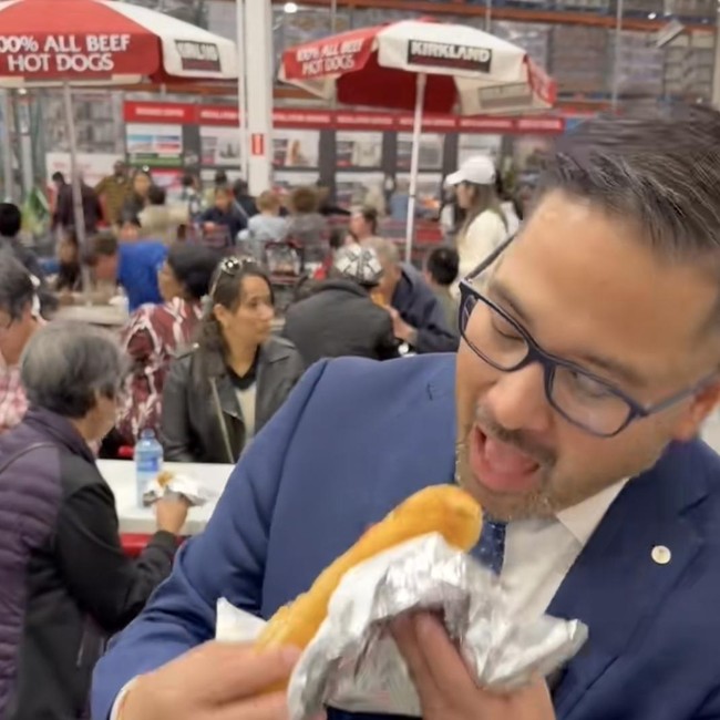 Potret Alvin Tedjo Hobi Jajan, Beli Hot Dog Supermarket hingga Durian Shake