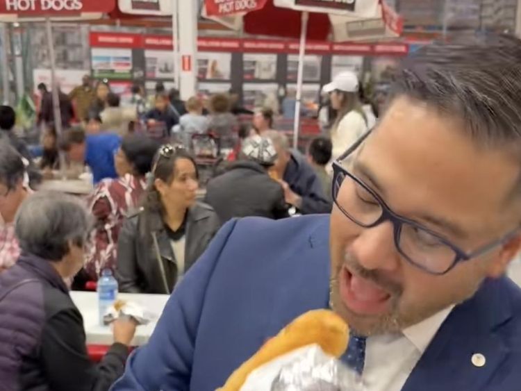 Potret Alvin Tedjo Hobi Jajan, Beli Hot Dog Supermarket hingga Durian Shake