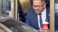 Dalam kegiatan kampanyenya, Alvin Tedjo punya cara yang unik. Sesekali ia bertugas di kafe Tim Horton dan membantu para pegawai drive-thru memberikan pesanan untuk pelanggan. Foto: TikTok/alvintedjo