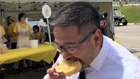 Alvin Tedjo juga senang mengunjungi berbaggai festival makanan. Salah satu yang menarik perhatiannya adalah festival dan madu. Foto: TikTok/alvintedjo