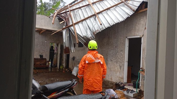 Angin kencang merusak sejumlah rumah di Singosari, Malang.
