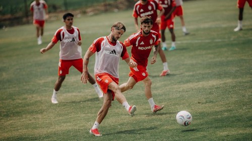 Thijmen Goppel (depan) bersama pemain Bali United menjalani latihan terakhir jelang hadapi Arema FC di Stadion Kanjuruhan, Sabtu (31/10/2026).