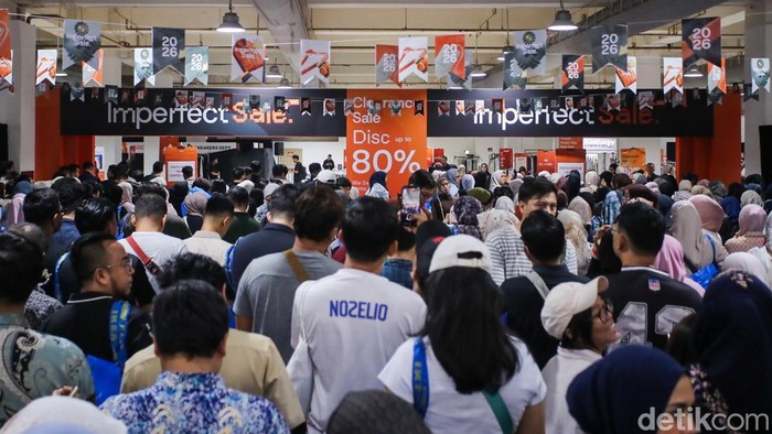 Suasana berburu diskon mewarnai pameran Imperfect Sale 2026 di Blok M Square, Jakarta, Jumat (30/10/2026). Para penyedia jasa titip atau jastiper tampak berlomba mencari berbagai produk incaran pelanggan dengan waktu yang terbatas.