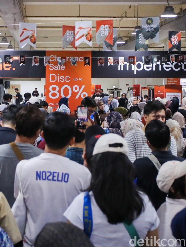 Dikejar Waktu, Jastiper Berburu Barang Diskon di Imperfect Sale 2026
