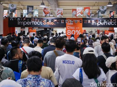 Suasana berburu diskon mewarnai pameran Imperfect Sale 2026 di Blok M Square, Jakarta, Jumat (30/10/2026). Para penyedia jasa titip atau jastiper tampak berlomba mencari berbagai produk incaran pelanggan dengan waktu yang terbatas.