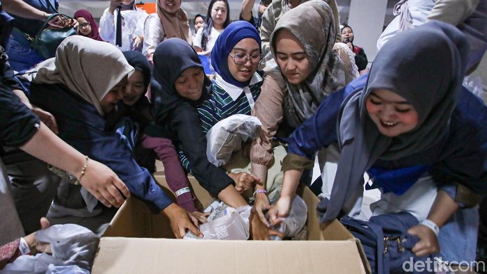 Dikejar Waktu, Jastiper Berburu Barang Diskon di Imperfect Sale 2026 Suasana berburu diskon mewarnai pameran Imperfect Sale 2026 di Blok M Square, Jakarta, Jumat (30/10/2026). Para penyedia jasa titip atau jastiper tampak berlomba mencari berbagai produk incaran pelanggan dengan waktu yang terbatas.