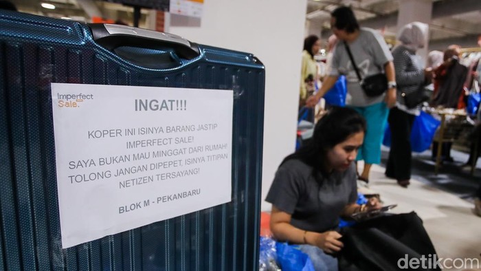 Dikejar Waktu, Jastiper Berburu Barang Diskon di Imperfect Sale 2026 Suasana berburu diskon mewarnai pameran Imperfect Sale 2026 di Blok M Square, Jakarta, Jumat (30/10/2026). Para penyedia jasa titip atau jastiper tampak berlomba mencari berbagai produk incaran pelanggan dengan waktu yang terbatas.