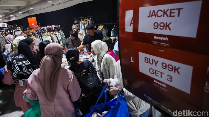Dikejar Waktu, Jastiper Berburu Barang Diskon di Imperfect Sale 2026 Suasana berburu diskon mewarnai pameran Imperfect Sale 2026 di Blok M Square, Jakarta, Jumat (30/10/2026). Para penyedia jasa titip atau jastiper tampak berlomba mencari berbagai produk incaran pelanggan dengan waktu yang terbatas.