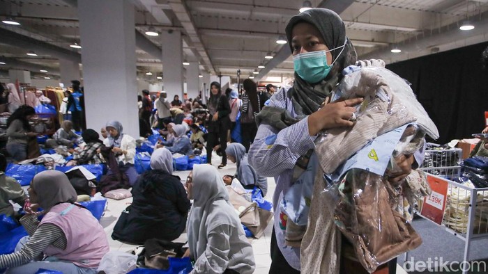 Dikejar Waktu, Jastiper Berburu Barang Diskon di Imperfect Sale 2026 Suasana berburu diskon mewarnai pameran Imperfect Sale 2026 di Blok M Square, Jakarta, Jumat (30/10/2026). Para penyedia jasa titip atau jastiper tampak berlomba mencari berbagai produk incaran pelanggan dengan waktu yang terbatas.