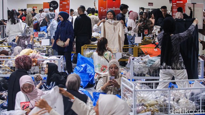 Dikejar Waktu, Jastiper Berburu Barang Diskon di Imperfect Sale 2026 Suasana berburu diskon mewarnai pameran Imperfect Sale 2026 di Blok M Square, Jakarta, Jumat (30/10/2026). Para penyedia jasa titip atau jastiper tampak berlomba mencari berbagai produk incaran pelanggan dengan waktu yang terbatas.