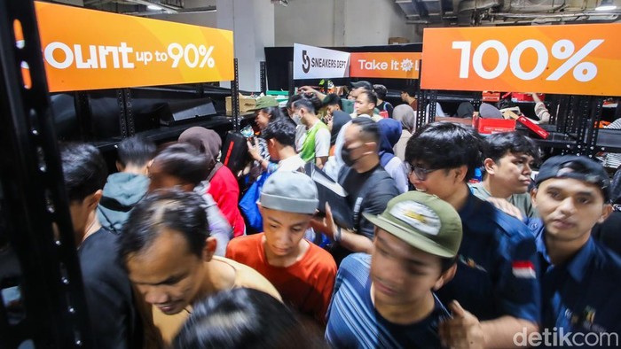 Dikejar Waktu, Jastiper Berburu Barang Diskon di Imperfect Sale 2026 Suasana berburu diskon mewarnai pameran Imperfect Sale 2026 di Blok M Square, Jakarta, Jumat (30/10/2026). Para penyedia jasa titip atau jastiper tampak berlomba mencari berbagai produk incaran pelanggan dengan waktu yang terbatas.