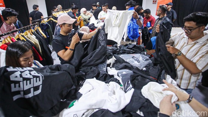 Dikejar Waktu, Jastiper Berburu Barang Diskon di Imperfect Sale 2026 Suasana berburu diskon mewarnai pameran Imperfect Sale 2026 di Blok M Square, Jakarta, Jumat (30/10/2026). Para penyedia jasa titip atau jastiper tampak berlomba mencari berbagai produk incaran pelanggan dengan waktu yang terbatas.