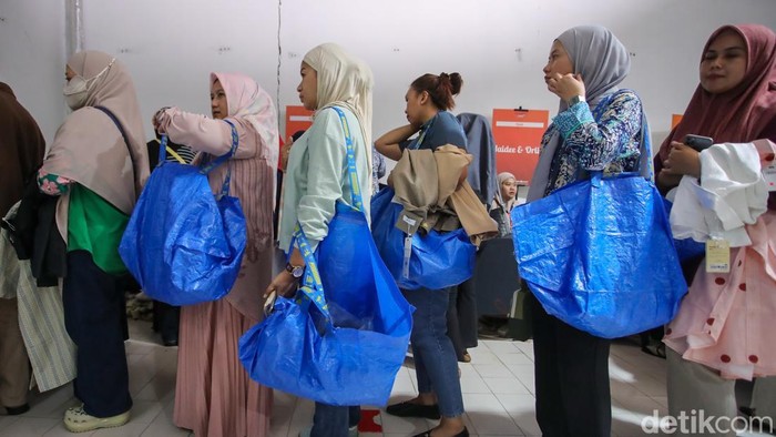 Dikejar Waktu, Jastiper Berburu Barang Diskon di Imperfect Sale 2026 Suasana berburu diskon mewarnai pameran Imperfect Sale 2026 di Blok M Square, Jakarta, Jumat (30/10/2026). Para penyedia jasa titip atau jastiper tampak berlomba mencari berbagai produk incaran pelanggan dengan waktu yang terbatas.