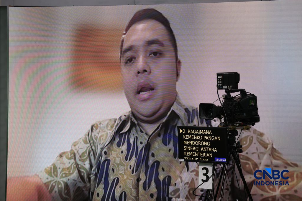 Direktur Utama Rumah Tani Bahtiar meyampaikan pemaparannya dalam acara World Food Day ”Inovasi untuk Kedaulatan Pangan Indonesia” di Jakarta, Jumat (30/10/2026). Direktur Utama Rumah Tani Bahtiar meyampaikan pemaparannya dalam acara World Food Day ”Inovasi untuk Kedaulatan Pangan Indonesia” di Jakarta, Jumat (30/10/2026). (CNBC Indonesia/Muhammad Sabki)