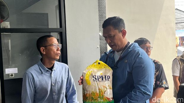 Dirut Bulog Ahmad Rizal Ramdhani melakukan inspeksi dadakan (sidak) ke sejumlah toko sembako kemitraan Bulog atau Rumah Pangan Kita (RPK) di Jakarta, Jumat (30/10/2026).