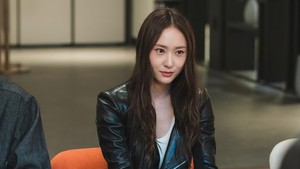 Krystal akan tampil dalam balutan tank top putih dengan outer leather hitam. Rambut panjangnya tergerai belah tengah. (Foto: dok. Channel A) Krystal akan tampil dalam balutan tank top putih dengan outer leather hitam. Rambut panjangnya tergerai belah tengah. (Foto: dok. Channel A)