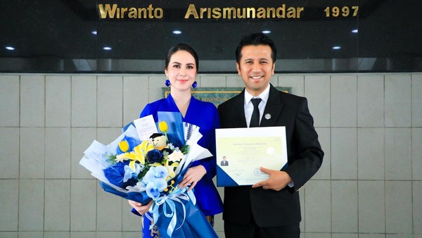 Keren! Emil Dardak Jadi Lulusan Terbaik Program Profesi Insinyur ITB