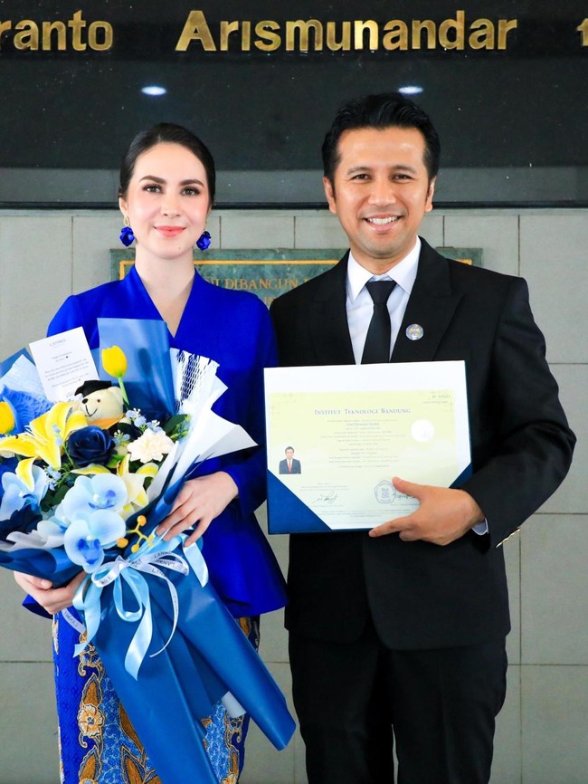 Keren! Emil Dardak Jadi Lulusan Terbaik Program Profesi Insinyur ITB