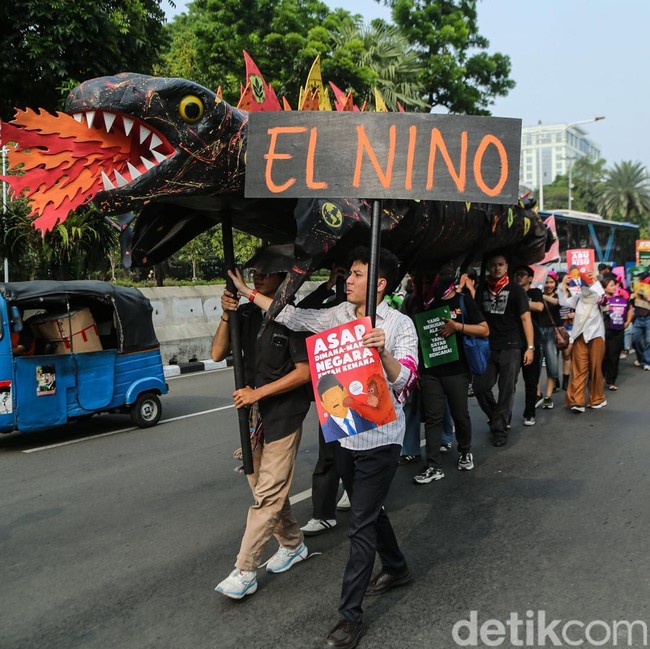 Godzilla Raksasa Hadir di Aksi Keadilan Iklim Jakarta