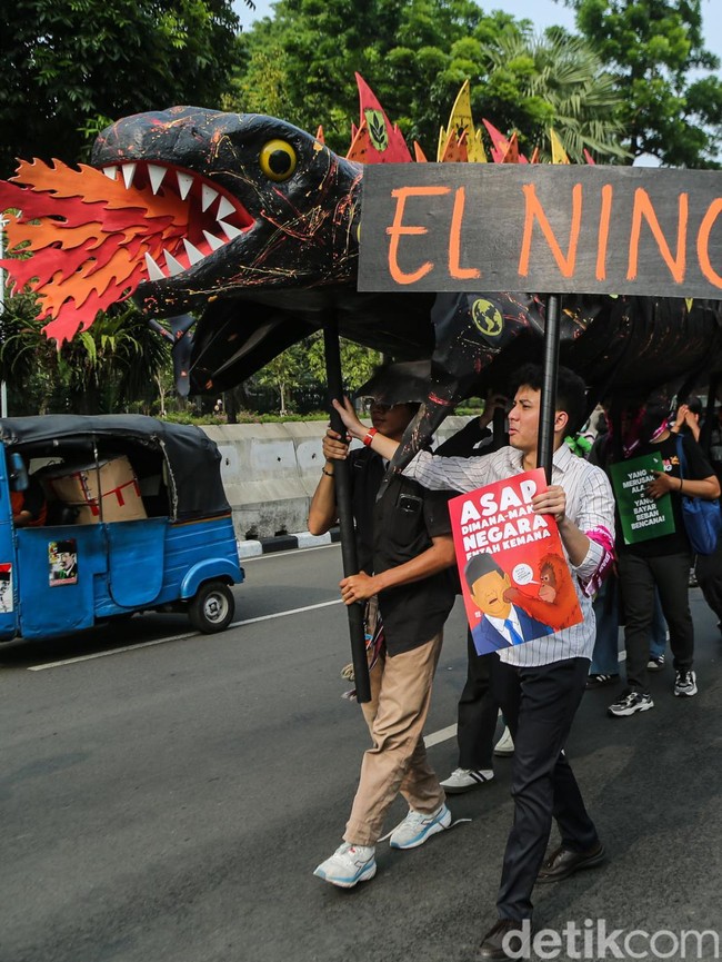 Godzilla Raksasa Hadir di Aksi Keadilan Iklim Jakarta