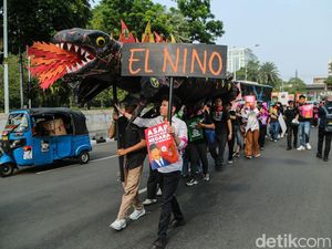 Godzilla Raksasa Hadir di Aksi Keadilan Iklim Jakarta