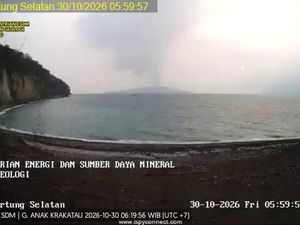 Gunung Anak Krakatau Erupsi Lagi, 35 Gempa Terjadi dalam 6 Jam