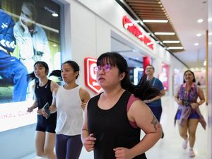 Hindari Paparan Asap Karhutla RI, Pelari Malaysia Ramai-ramai Lari di Mal