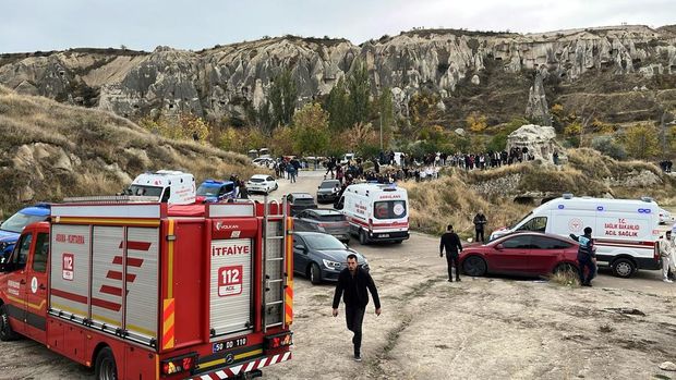 Hujan deras memicu tanah longsor yang meruntuhkan sebuah menara batu di kota Goreme, wilayah Cappadocia, Turki, pada Kamis (29/10/2026). (via REUTERS/Ihlas News Agency)