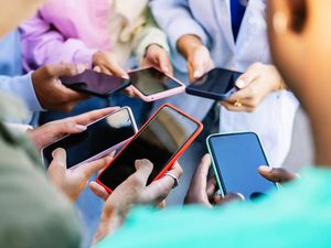 Pengiriman Smartphone Global Anjlok 20%, Samsung Masih Raja