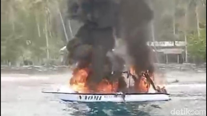 Insiden kapal terbakar di perairan Gamat Bay, Desa Sakti, Kecamatan Nusa Penida, Klungkung, Bali, Kamis (29/10/2026).