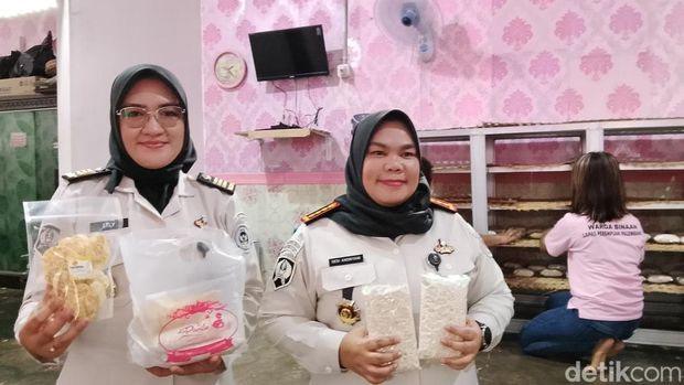 Jajaran Lapas Perempuan Palembang saat memperlihatkan hasil produksi tempe dan keripik tempe. Jajaran Lapas Perempuan Palembang saat memperlihatkan hasil produksi tempe dan keripik tempe.