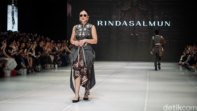 Bintang film Norma: Antara Mertua dan Menantu itu tampil membawakan koleksi Rinda Salmun bertajuk &lsquo;SRIKANDI 2027.&rsquo; Wulan memakai kebaya yang dihadirkan sang desainer, bukan hanya sebagai lambang kelembutan atau tradisi, tetapi juga sebagai pernyataan tentang keberanian, kemandirian, dan kebebasan menentukan jati diri. Foto: Tsaltsabillah Khairunissa