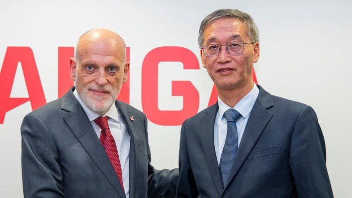 Bos LaLiga Javier Tebas bertemu duta besar China untuk Spanyol Yai Jing. (Foto: dok. Twitter/@Tebasjavier)