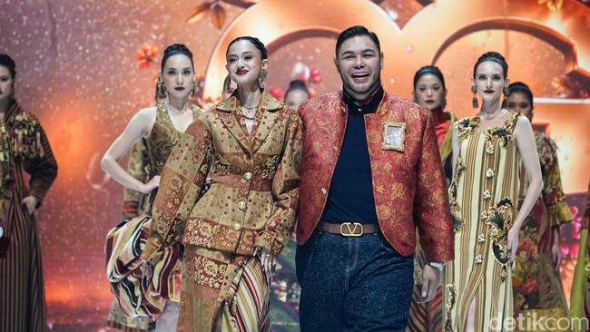 Asila mengenakan setelan blazer dan rok rancangan Ivan Gunawan. Koleksi terbaru ini mengusung kemewahan klasik Eropa yang terinspirasi dari kemegahan interior dan busana aristokrat masa lampau. Foto: Tsaltsabillah Khairunissa Rahmadhani/detikFoto Asila mengenakan setelan blazer dan rok rancangan Ivan Gunawan. Koleksi terbaru ini mengusung kemewahan klasik Eropa yang terinspirasi dari kemegahan interior dan busana aristokrat masa lampau. Foto: Tsaltsabillah Khairunissa Rahmadhani/detikFoto