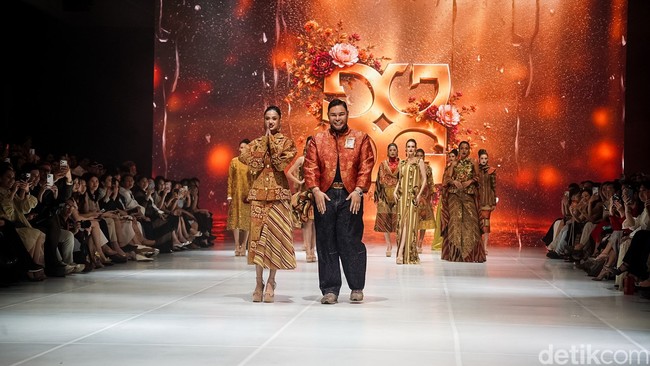 Asila juga memakai aksesori yang tak kalah mencuri perhatian. Sepasang anting oversized bergambar potret Ivan Gunawan jadi statement pada keseluruhan penampilan busananya. Foto: Tsaltsabillah Khairunissa Rahmadhani/detikFoto Asila juga memakai aksesori yang tak kalah mencuri perhatian. Sepasang anting oversized bergambar potret Ivan Gunawan jadi statement pada keseluruhan penampilan busananya. Foto: Tsaltsabillah Khairunissa Rahmadhani/detikFoto