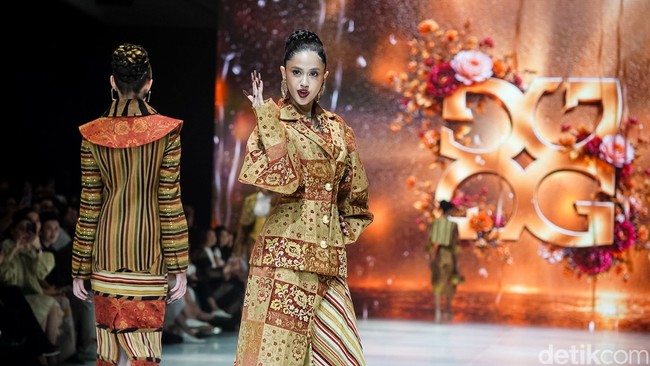 Kemunculannya yang tiba-tiba disambut sorak sorai audiens. Saat ditanya alasan ia melakukan aksi ‘nekat’ itu, Asila menjawab, “Bagus. Nggak, masalahnya ratu emang nggak bisa duduk diam.” Foto: Tsaltsabillah Khairunissa Rahmadhani/detikFoto Kemunculannya yang tiba-tiba disambut sorak sorai audiens. Saat ditanya alasan ia melakukan aksi ‘nekat’ itu, Asila menjawab, “Bagus. Nggak, masalahnya ratu emang nggak bisa duduk diam.” Foto: Tsaltsabillah Khairunissa Rahmadhani/detikFoto