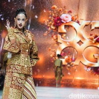 Kemunculannya yang tiba-tiba disambut sorak sorai audiens. Saat ditanya alasan ia melakukan aksi &lsquo;nekat&rsquo; itu, Asila menjawab, &ldquo;Bagus. Nggak, masalahnya ratu emang nggak bisa duduk diam.&rdquo; Foto: Tsaltsabillah Khairunissa Rahmadhani/detikFoto