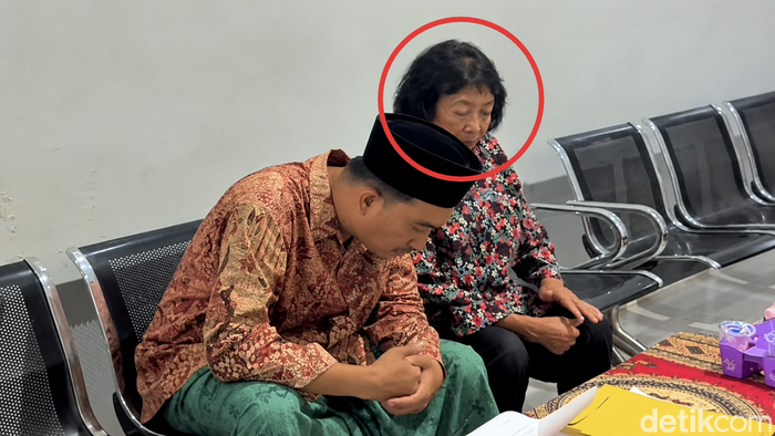 Jumi Watik saat menunggu proses pemeriksaan di Polres Pamekasan atas dugaan penistaan agama menginjak Al-Quran saat live TikTok.