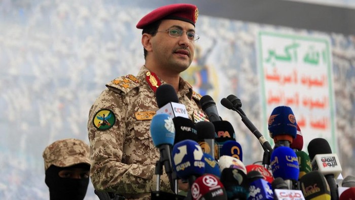 Brigadier Yahya Saree Qasim, the spokesman for Yemens Huthis, speaks during a protest to denounce US airstrikes on Yemen, in Sanaa on April 18, 2025. US strikes on a Yemeni fuel port killed at least 74 people, Huthi rebels said on April 18, in the d