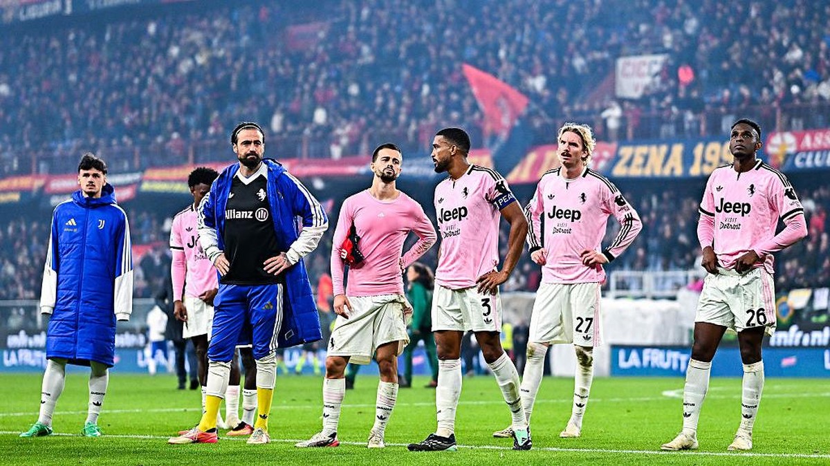 Para pemain Juventus tampak kecewa usai tumbang dari Genoa di Liga Italia musim ini. Foto: Getty Images/Simone Arveda