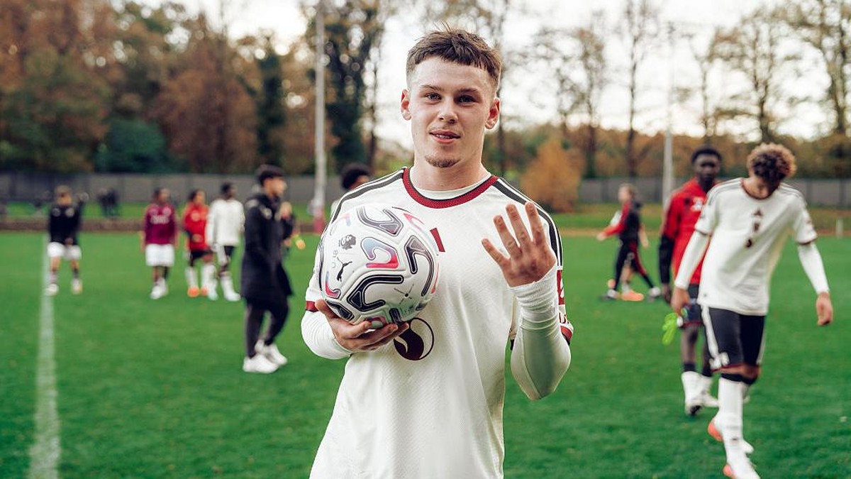 Kai Rooney berpose empat jari. (Foto: Manchester United via Getty Imag/Zohaib Alam)