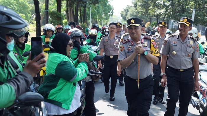 Kapolda Jatim Irjen Dekananto berbagi paket sembako pada 600 pengemmudi ojol Kapolda Jatim Irjen Dekananto berbagi paket sembako pada 600 pengemmudi ojol