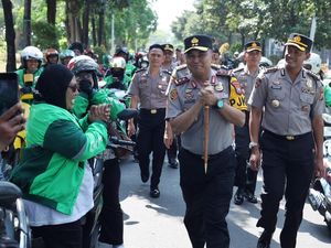 Semringah 600 Ojol Terima Paket Jumat Berkah dari Kapolda Jatim