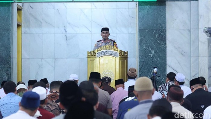Kapolda Jatim Irjen Dekananto saat menggelar Jumat Keliling.