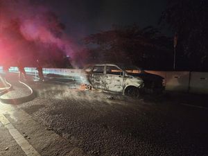Korsleting Listrik, Minibus di Tol Jagorawi Arah Bogor Kebakaran