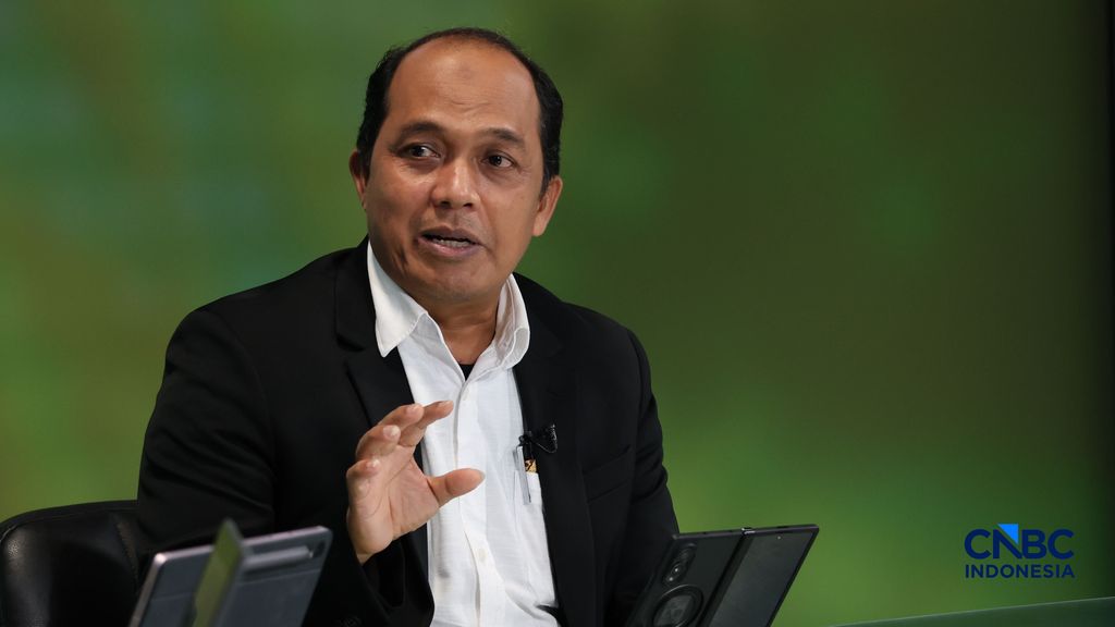 Kepala Balai Besar Perakitan dan Modernisasi Pertanian Tanaman Padi Amin Nur meyampaikan pemaparannya dalam acara World Food Day ”Inovasi untuk Kedaulatan Pangan Indonesia” di Jakarta, Jumat (30/10/2026). Kepala Balai Besar Perakitan dan Modernisasi Pertanian Tanaman Padi Amin Nur meyampaikan pemaparannya dalam acara World Food Day ”Inovasi untuk Kedaulatan Pangan Indonesia” di Jakarta, Jumat (30/10/2026). (CNBC Indonesia/Muhammad Sabki)