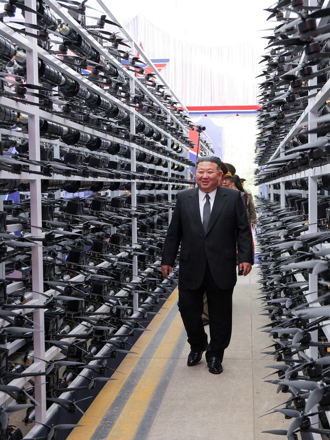 Kim Jong Un Pamer Teknologi Drone dan Senjata Canggih Korea Utara